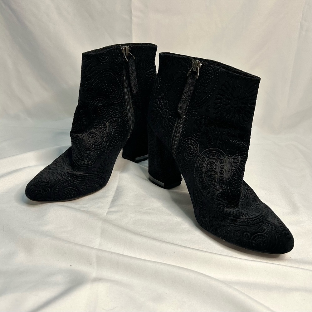 Who What Wear Cora Textured Velvet Paisley Ankle Boot - Size 7.5